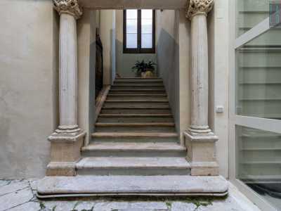 ...che conduce al vano scala. Questo � introdotto da due colonne con capitelli corinzi e da un architrave...